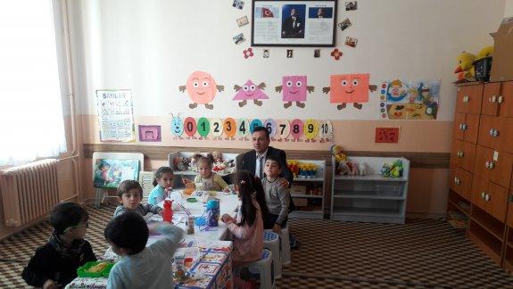 İlçe Milli Eğitim Müdürümüz Halil İbrahim TAKCI Hüseyin YUMUŞAK YBO anasınıfını ziyaret etti. 