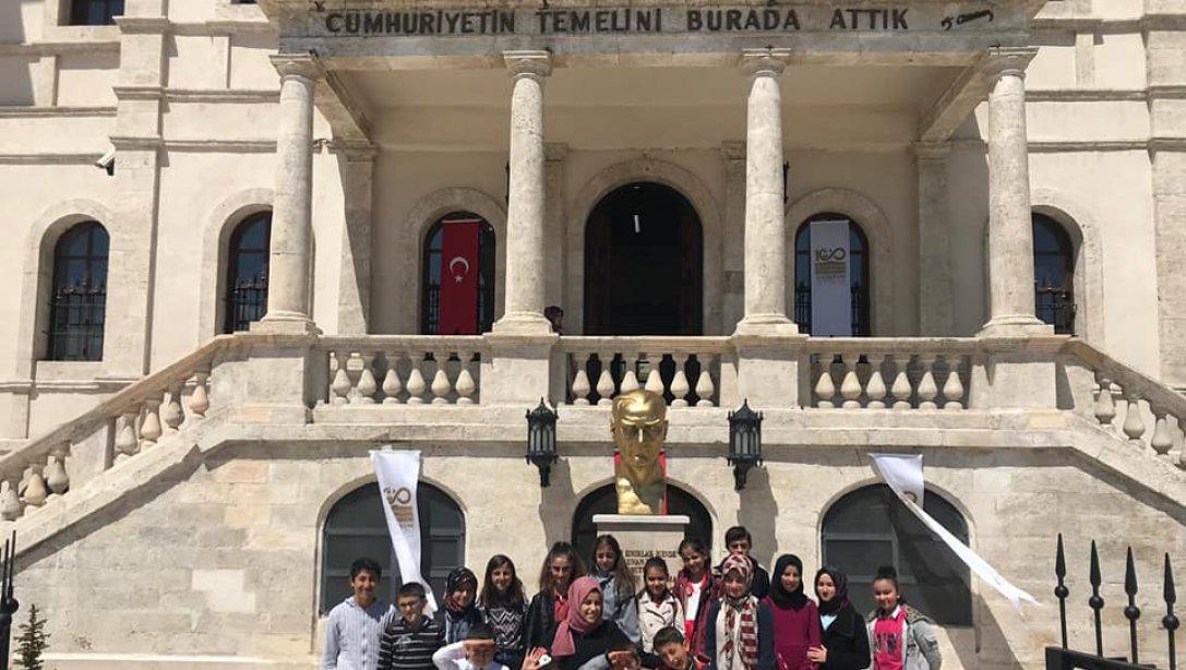 Bir Kitap Bir Hayat Projesi" Kitap Okuma Kampanyasında Mart ayında 1. Olan 20 Öğrencimiz Kaymakamlığımız tarafından Sivas gezisi ve çeşitli etkinliklerle ödüllendirildi.