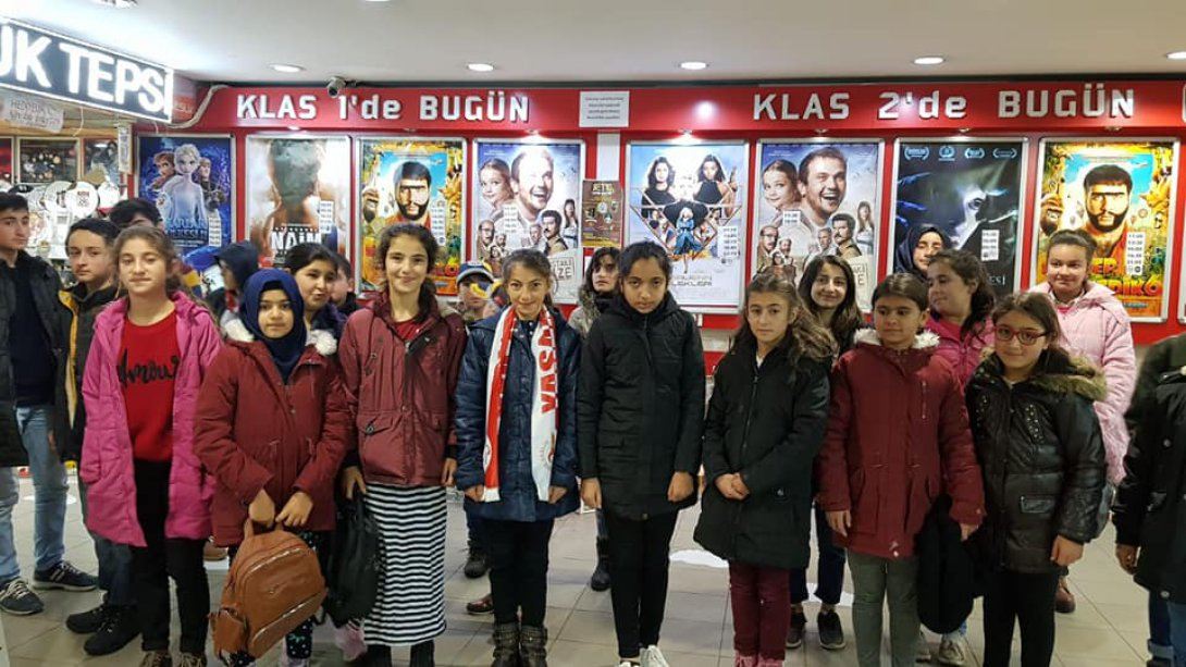 Sinemaya Gitmeyen Çocuk Kalmasın Projesi kapsamında Doğanşarlı öğrencilerimiz Sivasta Sinema etkinliğine katıldı. 
