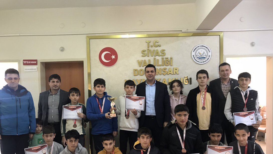Spor Müsabakalarında İl çapında Başarılı olan ve derece yapan öğrencilerimiz Kaymakamımız Sayın Ahmet Emre YILDIZ'ı ziyaret etti.