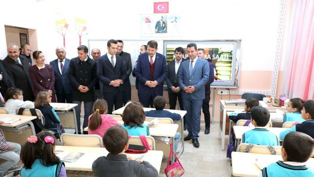 Valimiz Salih Ayhan ve Milli Eğitim Müdürümüz Ebubekir Sıddık Savaşçı, Doğanşar'da Öğrenci ve Öğretmenlerle Bir Araya Geldi.